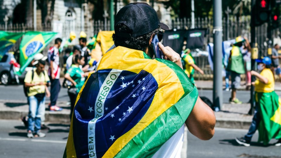 Manifestante com a bandeira do Brasil nas costas